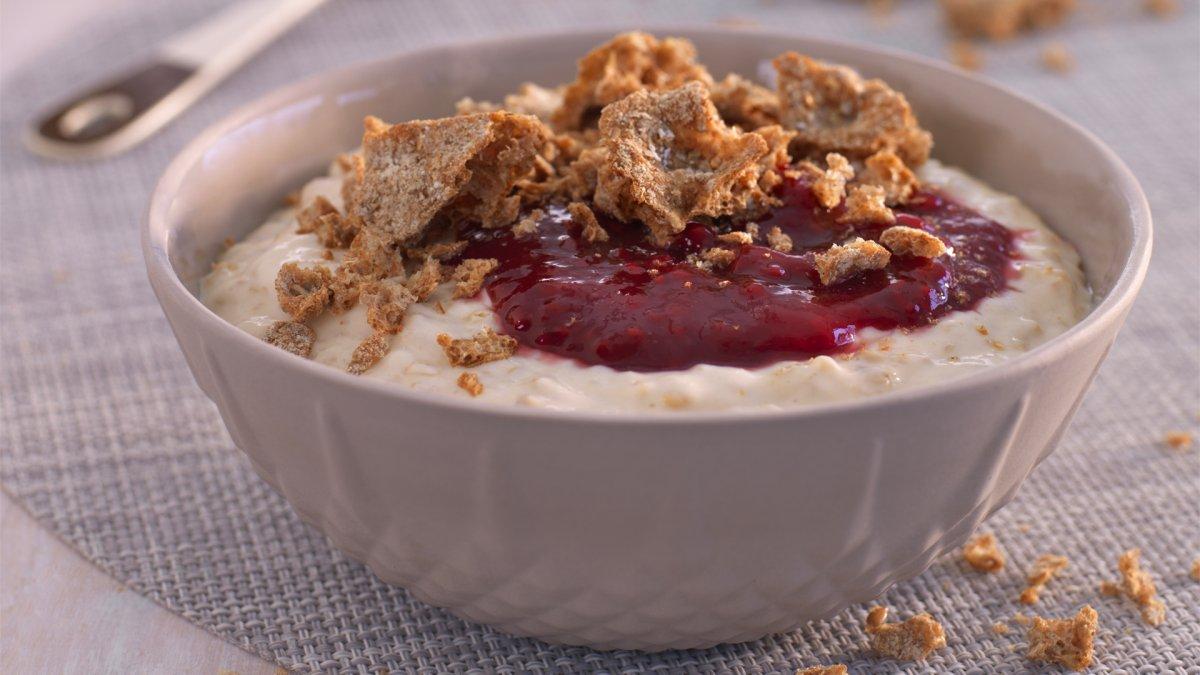Havrelunsj med syltetøy og knust knekkebrød