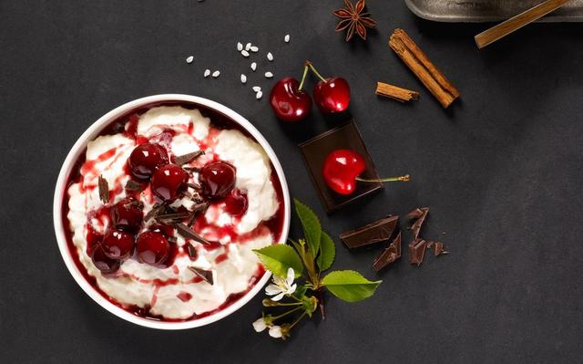 KOS Riskrem med krydret kirsebærsaus