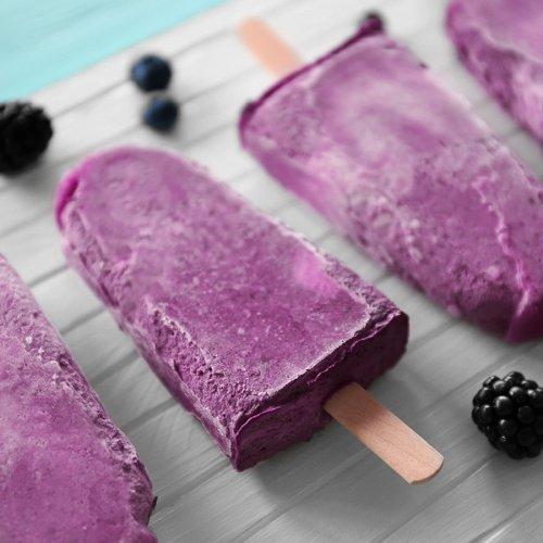 Yoghurtis med skogsbær