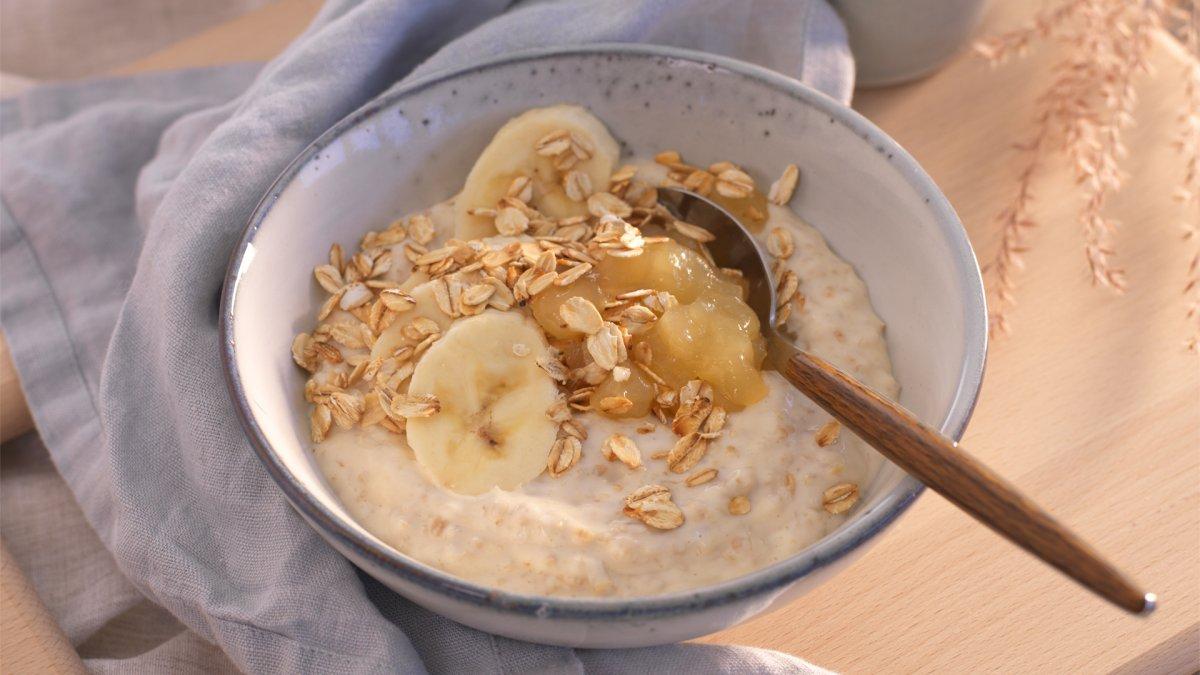 Havregrøt med eplemos, banan og ristede havregryn.