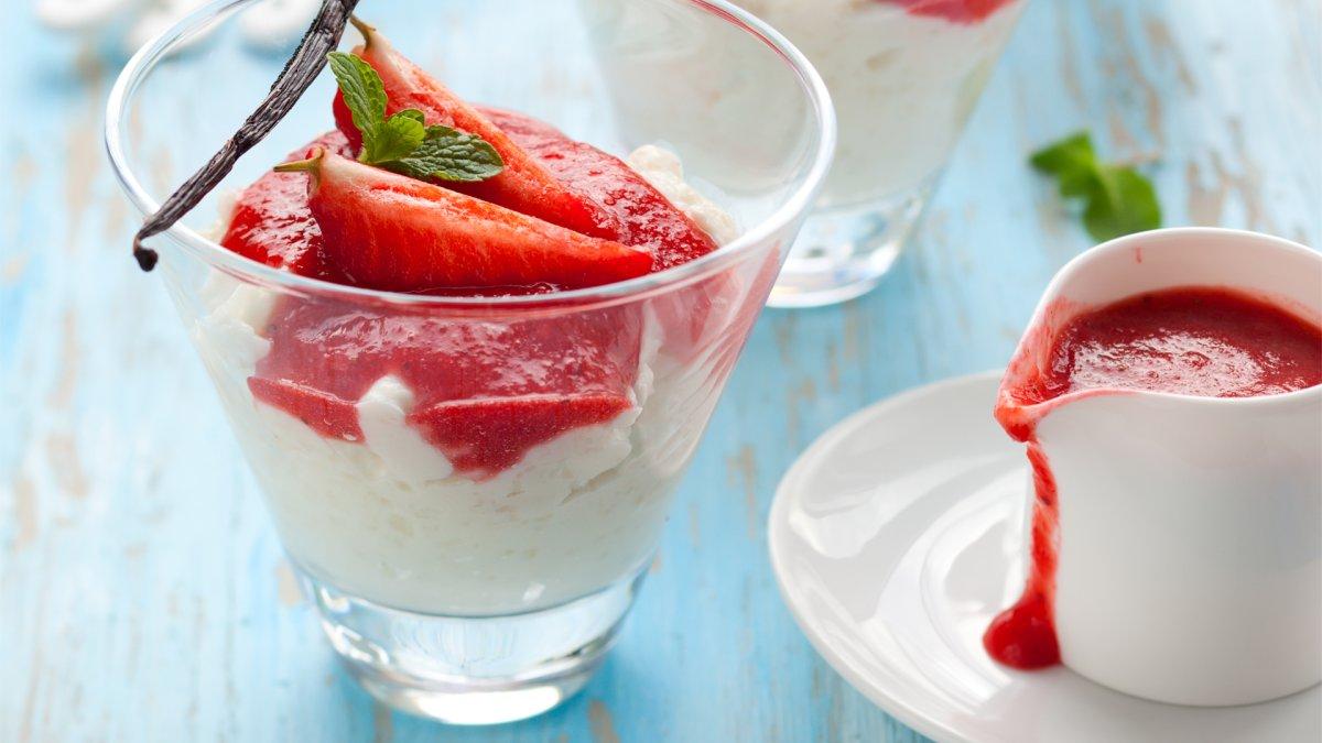 Riskrem med jordbærsaus