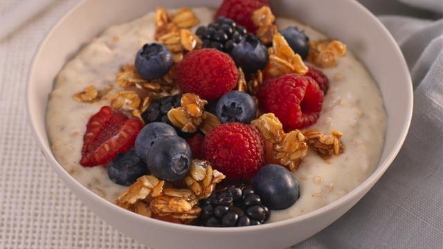 Havrekrem toppet med friske bær og karamelliserte havregryn
