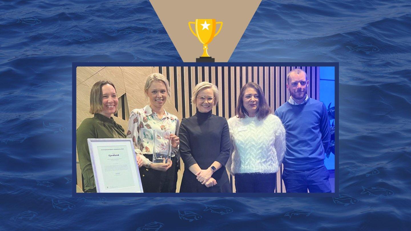 Representanter fra Fjordland AS sammen med helseminister Ingvild Kjerkol. Fra venstre: Elin Brunsdon - prosjektleder, Hanne Guro Lund - fagsjef for ernæring og bærekraft, Ingvild Kjerkol, helseminister, Trine Cecilie Aardal - kvalitetssjef og John Andre Fjellstad Storebø, markedssjef. Foto: Anna Maria Karlsen