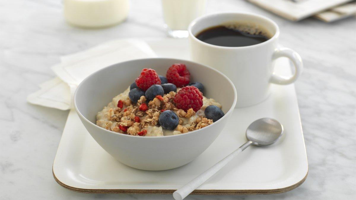 Frokostgrøt med granola og friske bær