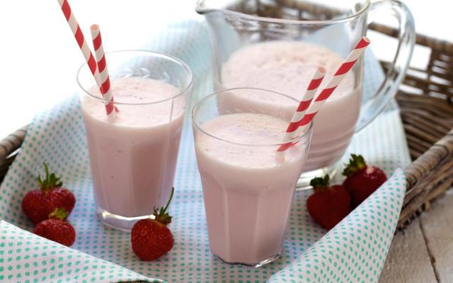 Deilig KOS jordbærmilkshake