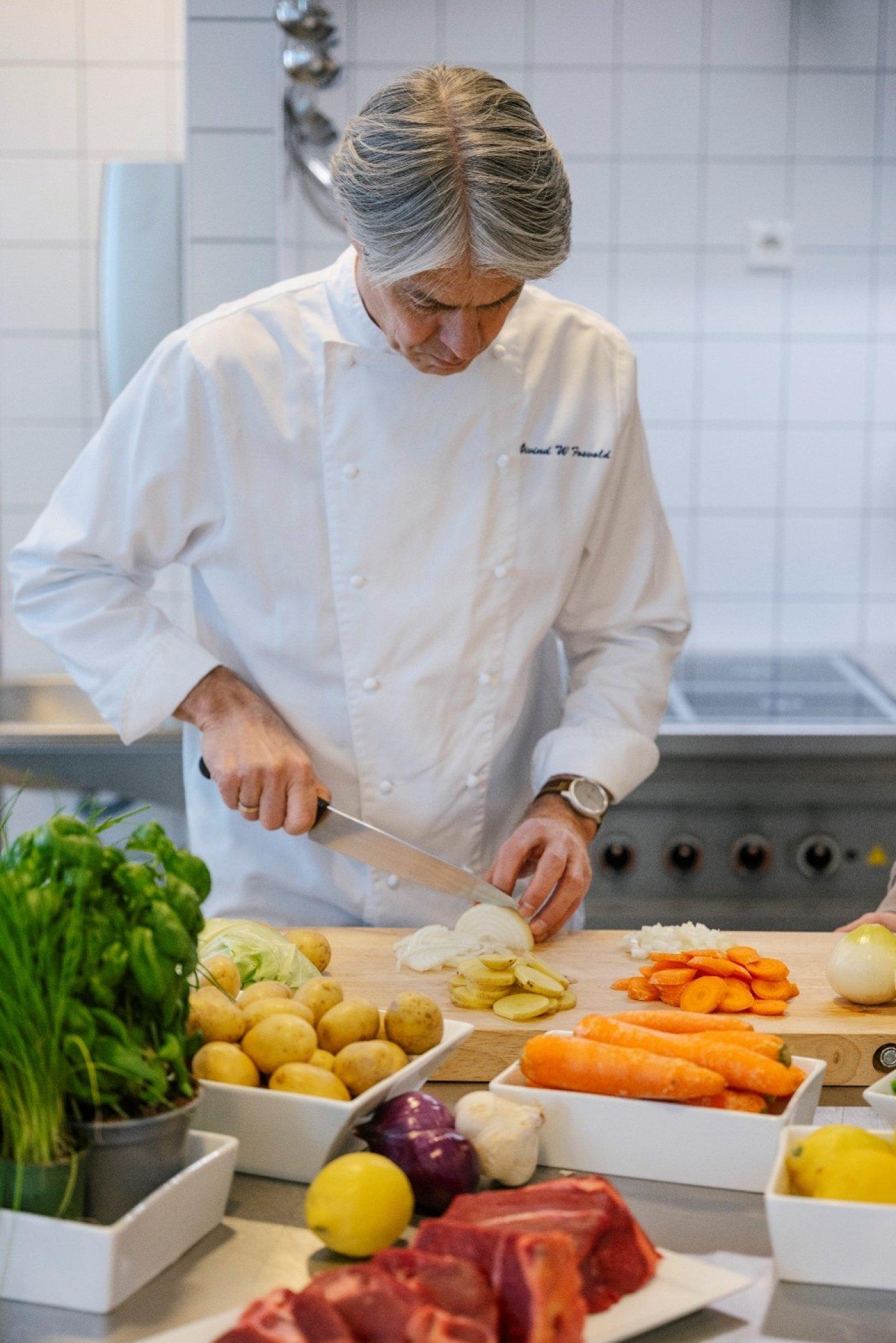 Fjordland-kokk Øivind Fosvold jobber med å utvikle retter som egner seg til sous vide-metoden.