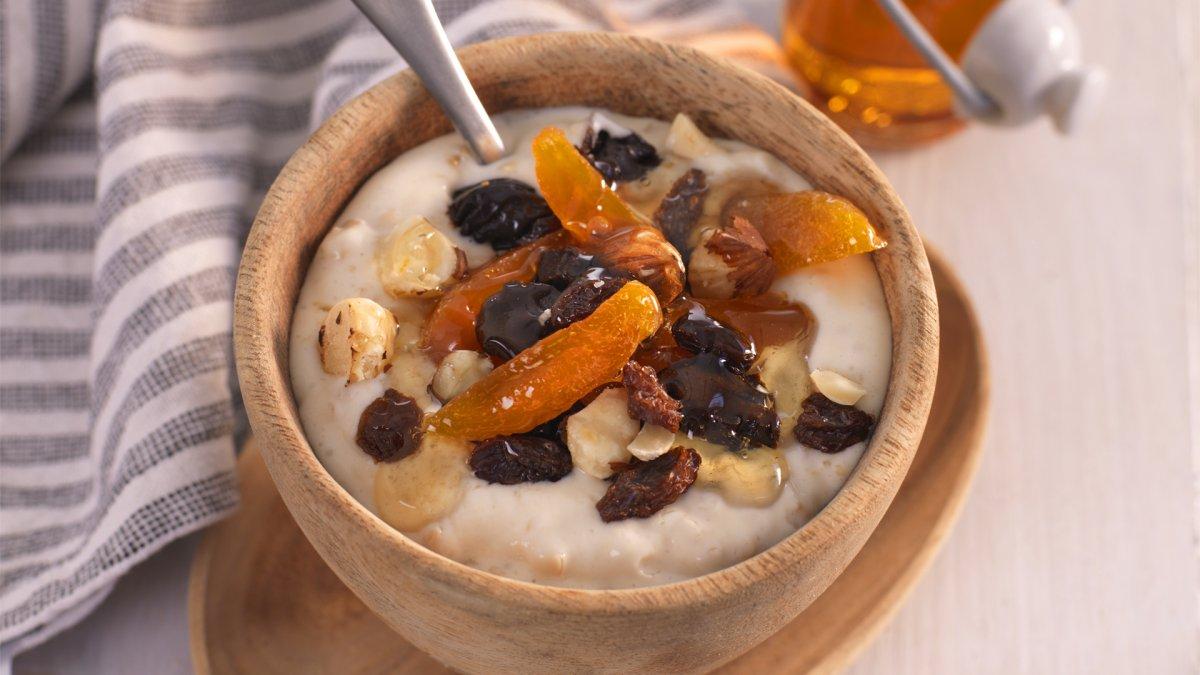 Havrekrem med tørket frukt, ristede nøtter og honning.