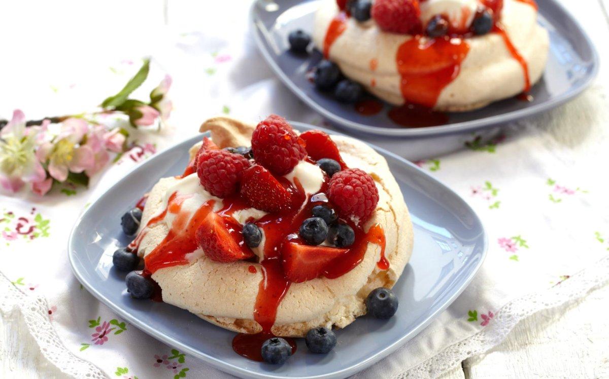 Pavlova med Kos Jordbærsaus