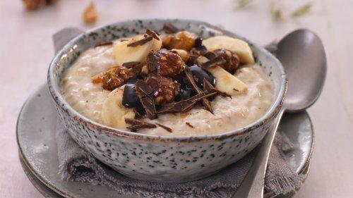 Havregrøt med karamelliserte nøtter, banan og sjokolade