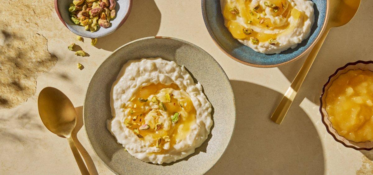 Luksusgrøt er en dessert med risgrøt, rømmegrøt, ricotta, søt eplemos, og pistasjnøtter.