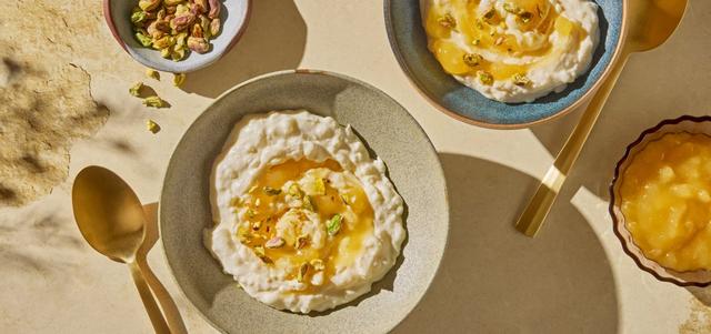 Luksusgrøt er en dessert med risgrøt, rømmegrøt, ricotta, søt eplemos, og pistasjnøtter.