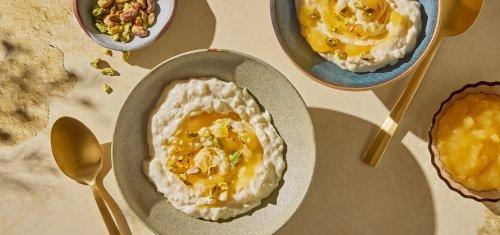 Luksusgrøt er en dessert med risgrøt, rømmegrøt, ricotta, søt eplemos, og pistasjnøtter.
