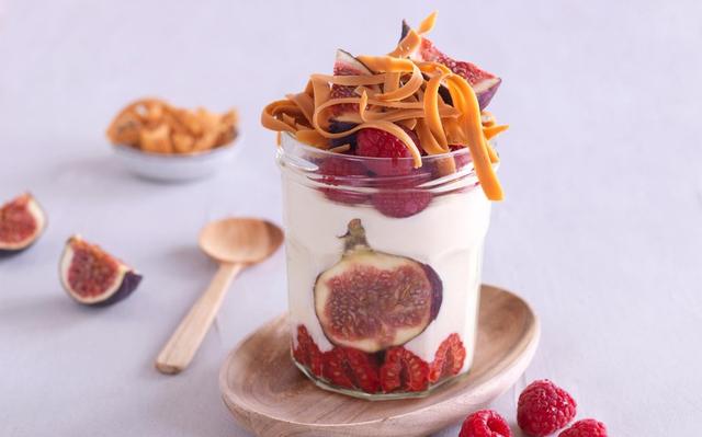 Rømmegrøt med revet brunost, bringebær og fiken