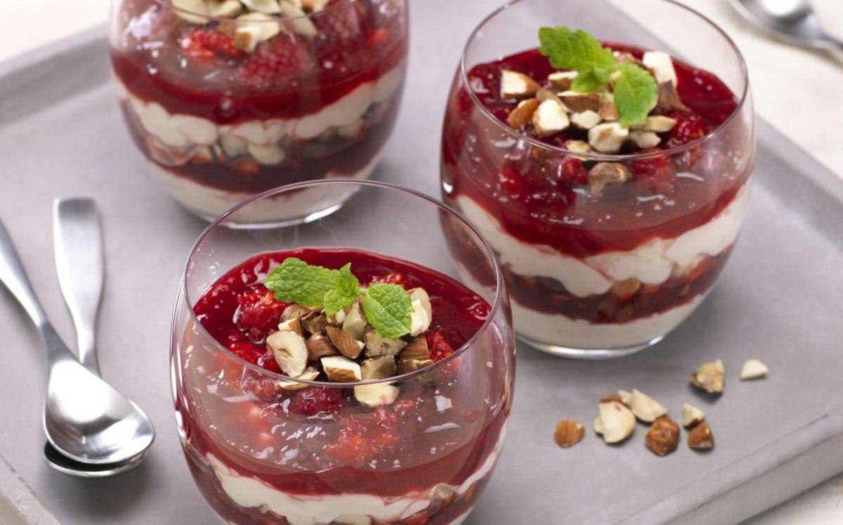 Fjordland Risgrøt blir raskt en delikat dessert hvis du blander den med krem og legger den lagvis med rørte bær og hakkede nøtter.