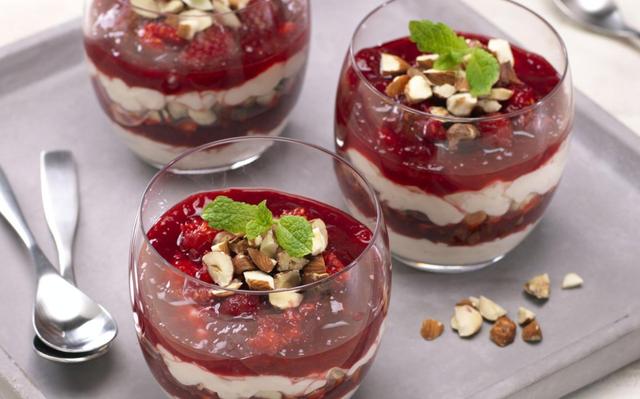 Fjordland Risgrøt blir raskt en delikat dessert hvis du blander den med krem og legger den lagvis med rørte bær og hakkede nøtter.