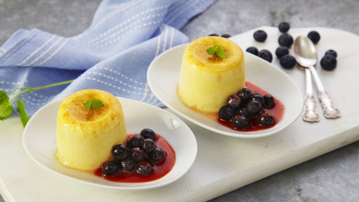 KOS Crème Brûlée med blåbær i jordbærsaus.