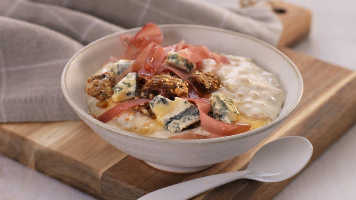 Havrelunsj med spekeskinke, blåmuggost, honning og knust knekkebrød.