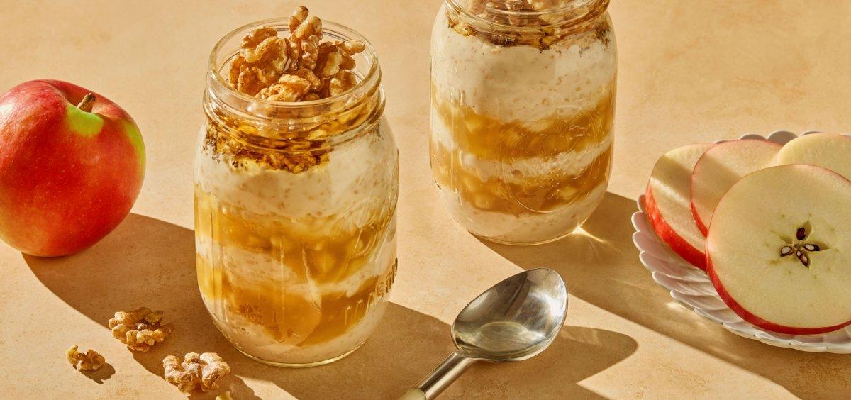 Rask kjøleskapsgrøt med eplesyltetøy og valnøtter