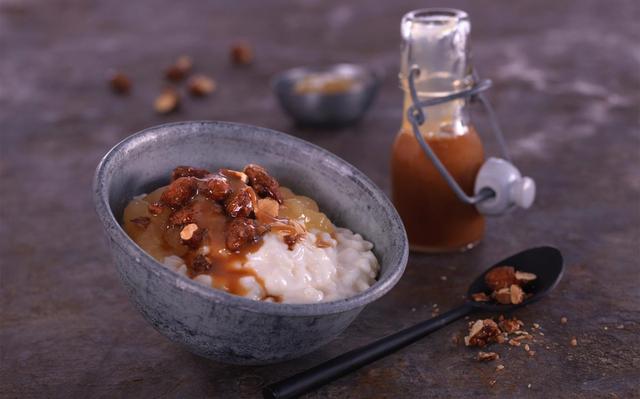 Vintergrøt: Varm risgrøt servert med eplemos, brente mandler og karamellsaus.