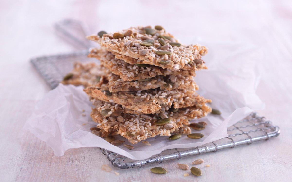 Crispy byggrynsknekkebrød med frø og kjerner