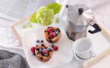 Grøtmuffins med gresk yoghurt og skogsbær