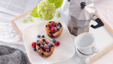 Grøtmuffins med gresk yoghurt og skogsbær